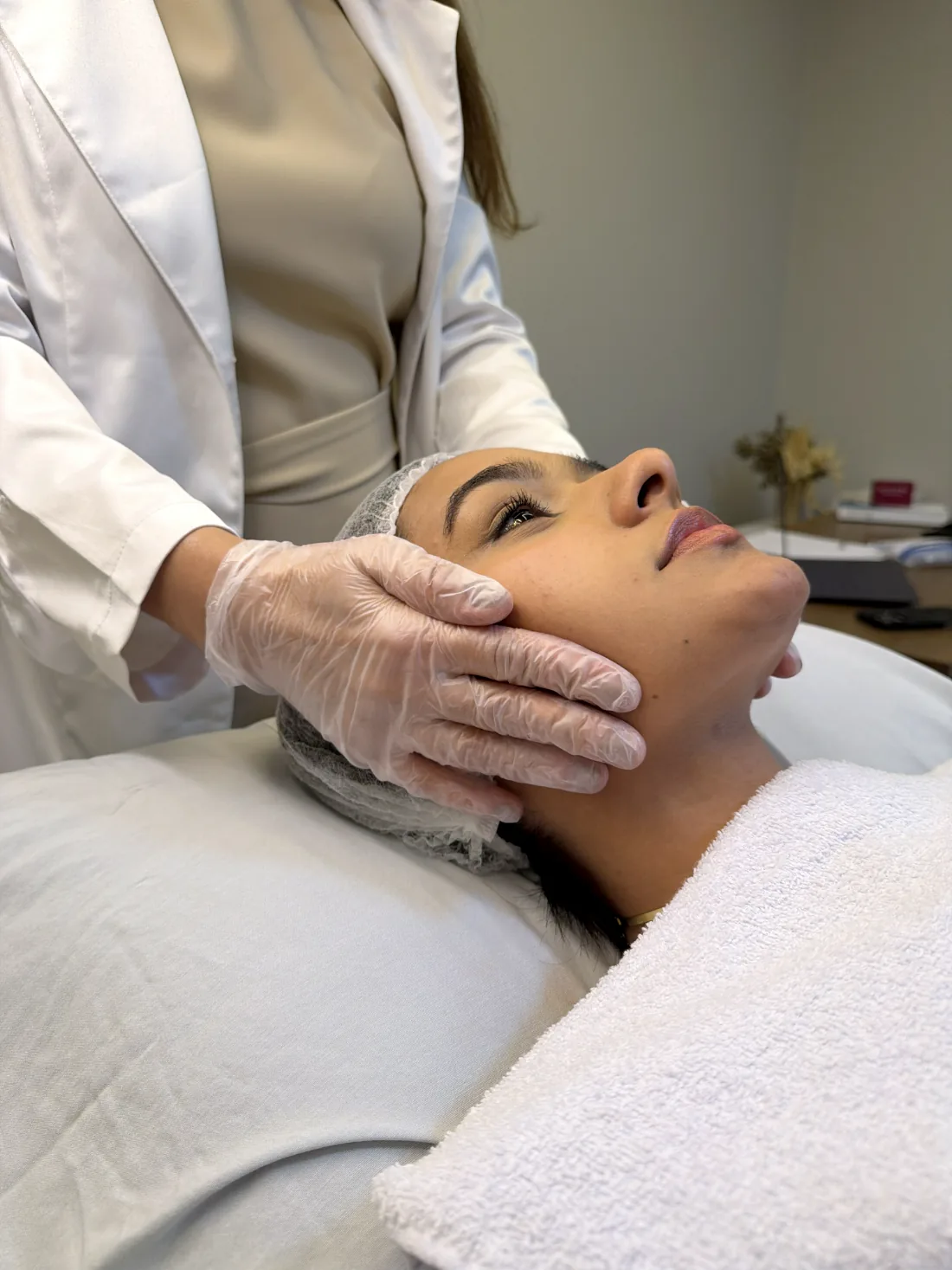 Atendimento de estética facial na Bella Linea
